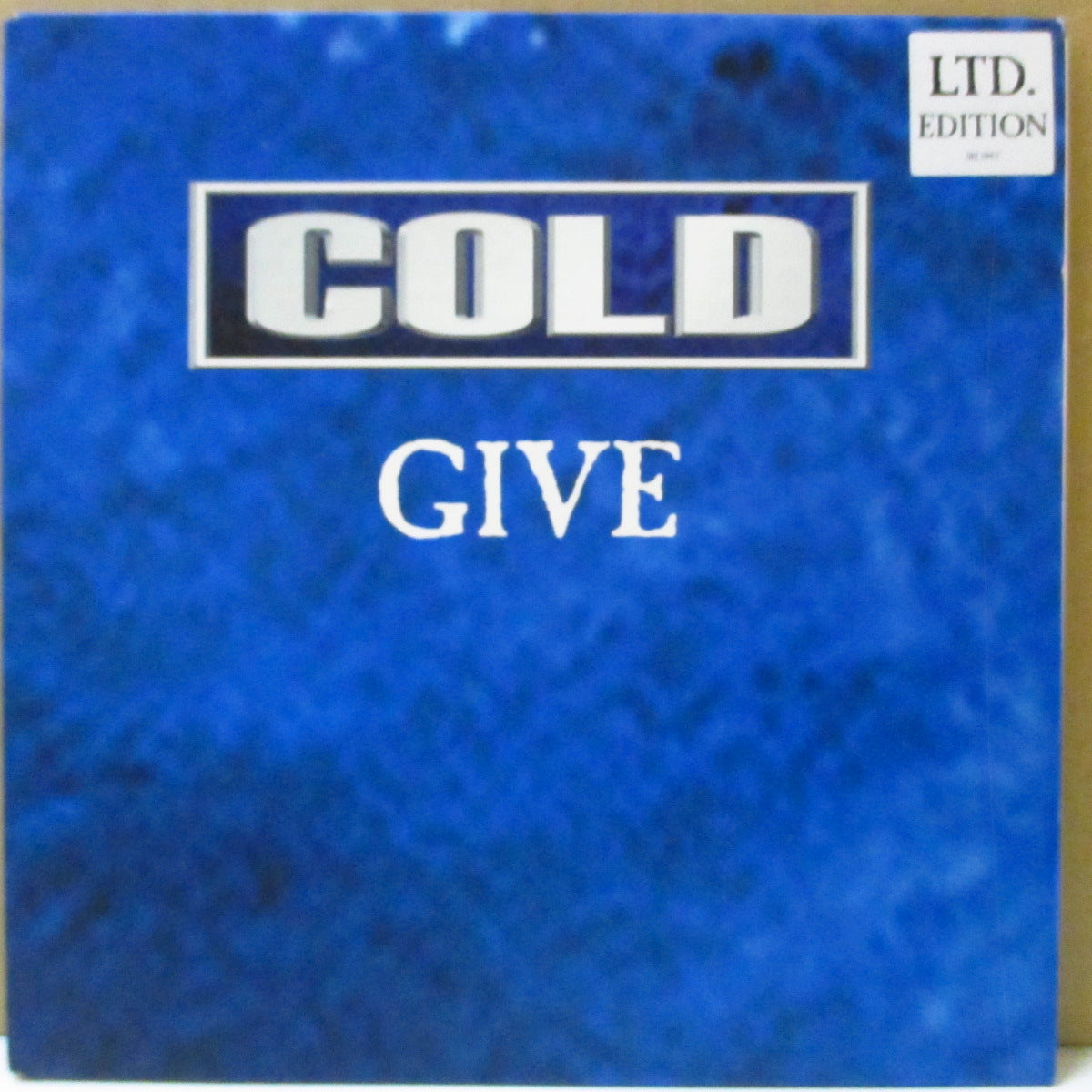 COLD (コールド) - Give (UK '98 オリジナル「黒盤」 7インチ+レアステッカー付き光沢固紙ジャケ, 固紙インナー)