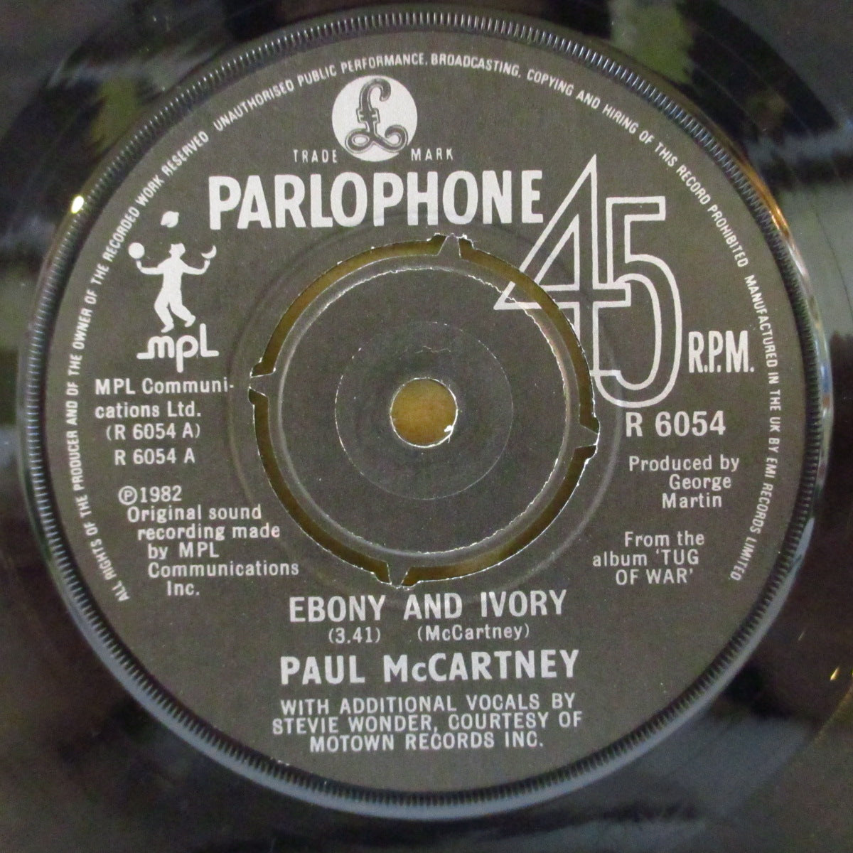 PAUL McCARTNEY / STEVIE WONDER (ポール・マッカートニー / スティーヴィー・ワンダー) - Ebony & Ivory (UK '82 オリジナル「黒紙ラベ・ラウンドセンター」 7インチ+光沢固紙ジャケ)