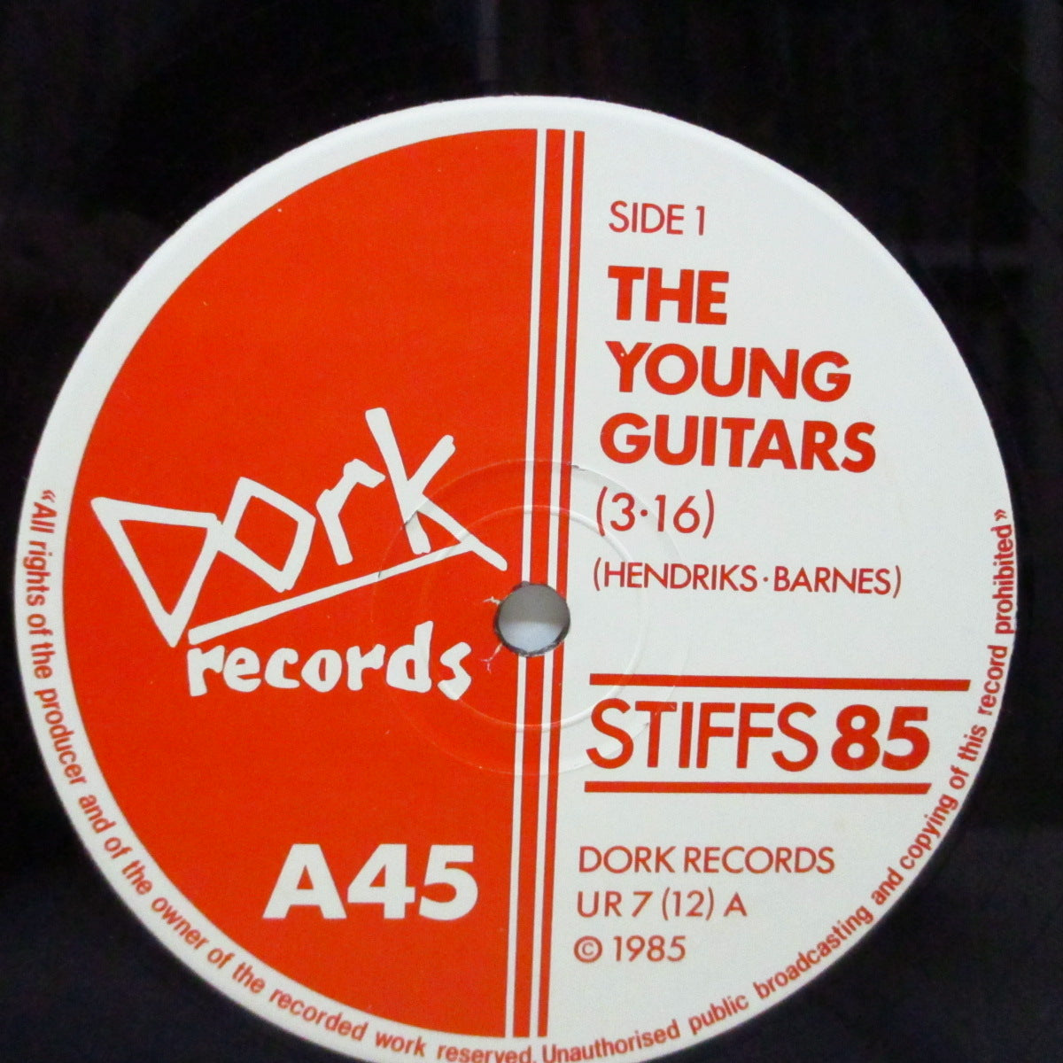 STIFFS, THE (ザ ・スティッフス) - The Young Guitars / Yer Under Attack (UK '85セカンドプレス500枚限定「赤/白ラベ」12"/赤ジャケ)ラストシングル!
