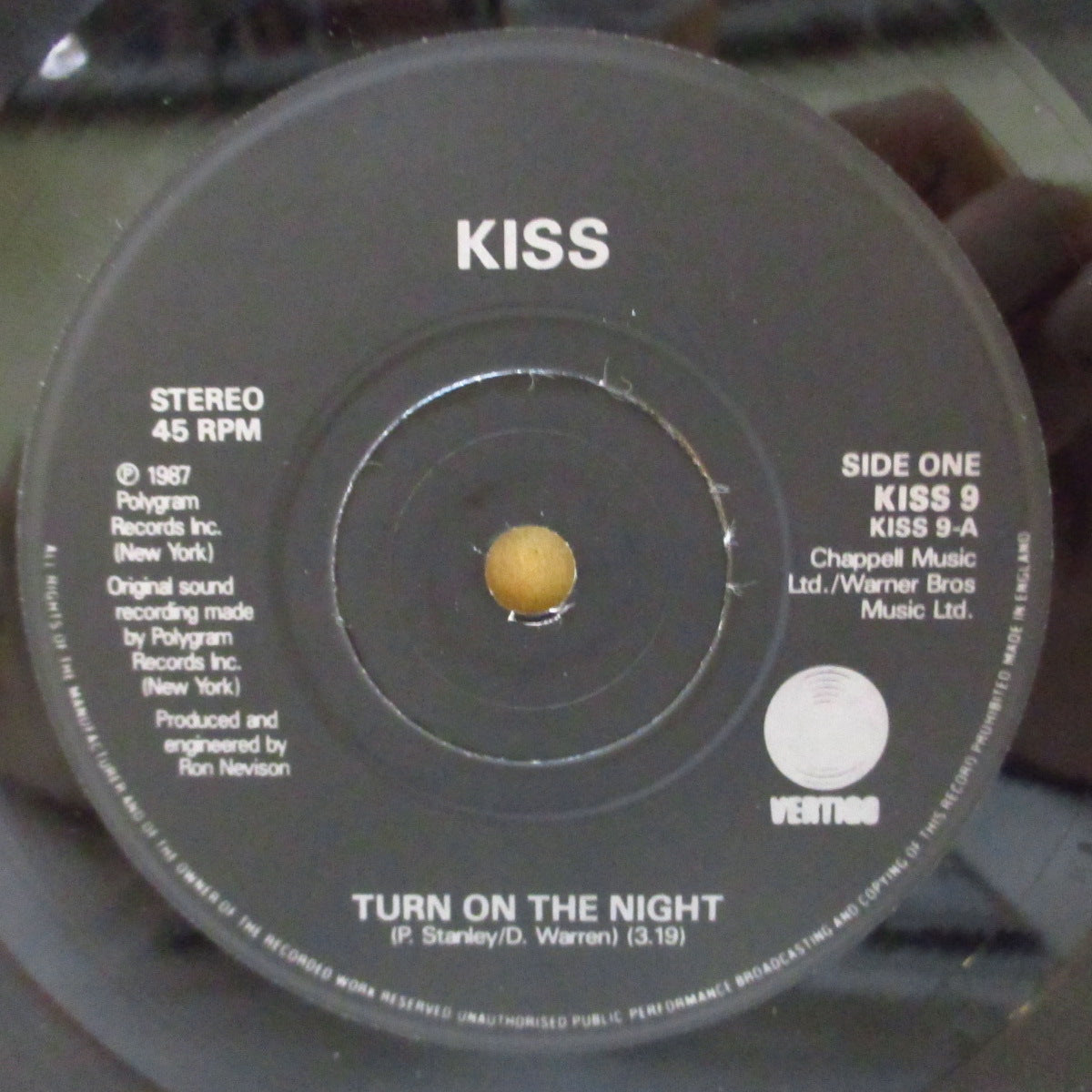 KISS (キッス) - Turn On The Night (UK '87 限定 7インチ+光沢固紙折り返しジャケ, ポスタースリーブ)