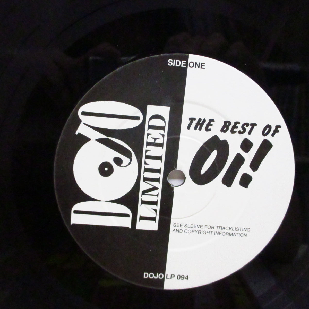 V.A. (80's UK Oi!コンピ!) - The Best Of Oi! : 25 Brickwall Classics (UK '96 限定再発「黒盤」LP+4曲入ボーナス 7"、ステッカー付ジャケ/DOJO LP 094)