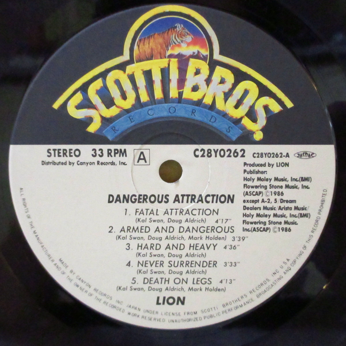 LION (ライオン) - Dangerous Attraction (Japan オリジナル LP+見開きインサート/帯欠) '87年1stアルバム