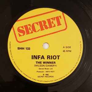 INFA-RIOT(インファ・ライオット) - The Winner (UK オリジナル 7"/光沢固紙折り返しジャケ) B面アルバム未収録!