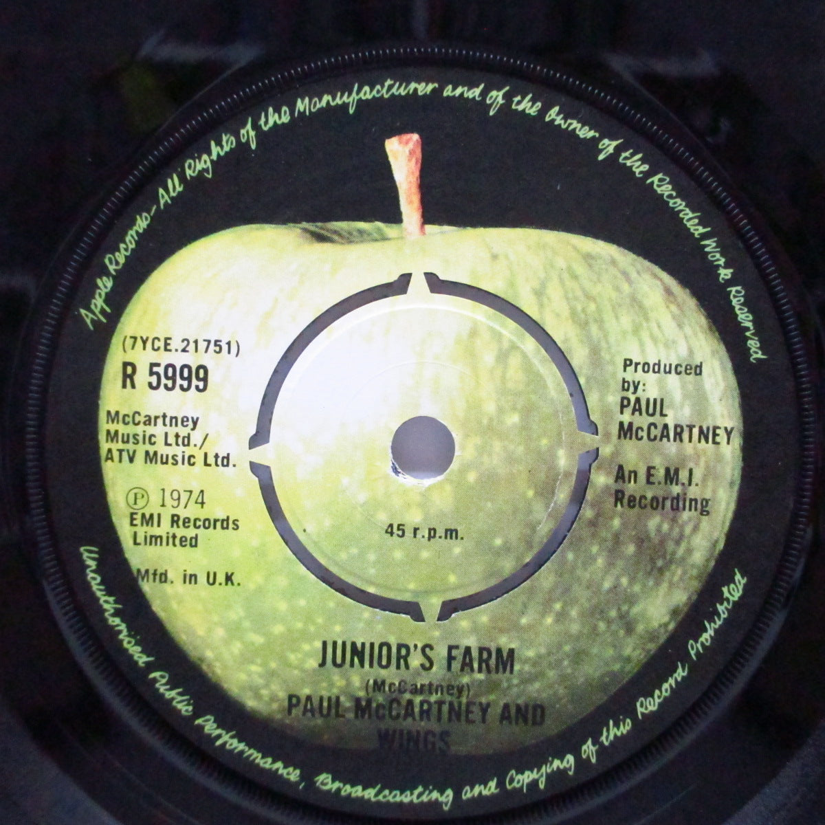 PAUL McCARTNEY & WINGS (ポール・マッカートニー & ウイングス) - Junior's Farm (UK オリジナル「ラウンドセンター」7"+「アップルロゴ入」黒カンパニースリーブ)