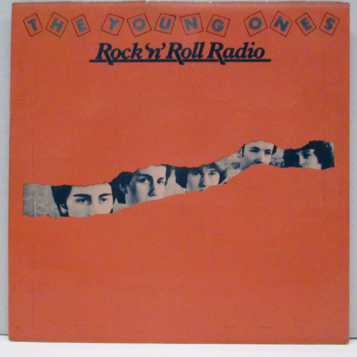 YOUNG ONES, THE (ザ ・ヤング・ワンズ) - Rock 'N' Roll Radio (UK オリジナル 7"+「メンバー直筆サイン入り」表面コーティングジャケ)